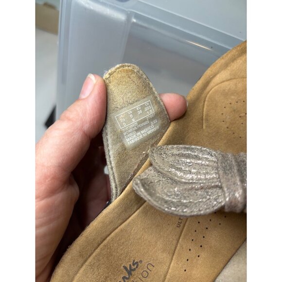 Clarks Collection Laurieann Rae Flip Flops Size 6M Bow Metallic Suede Sand - Picture 6 of 7